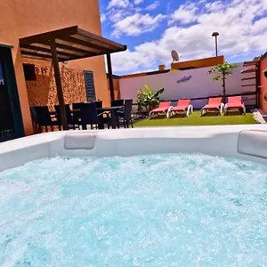 Casa vacanze Sunrise Surf House, Big Garden, Hot Tub, Parking, Super-fast Free Wi-fi, Corralejo